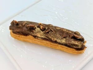 Эклер карамельный с арахисом
